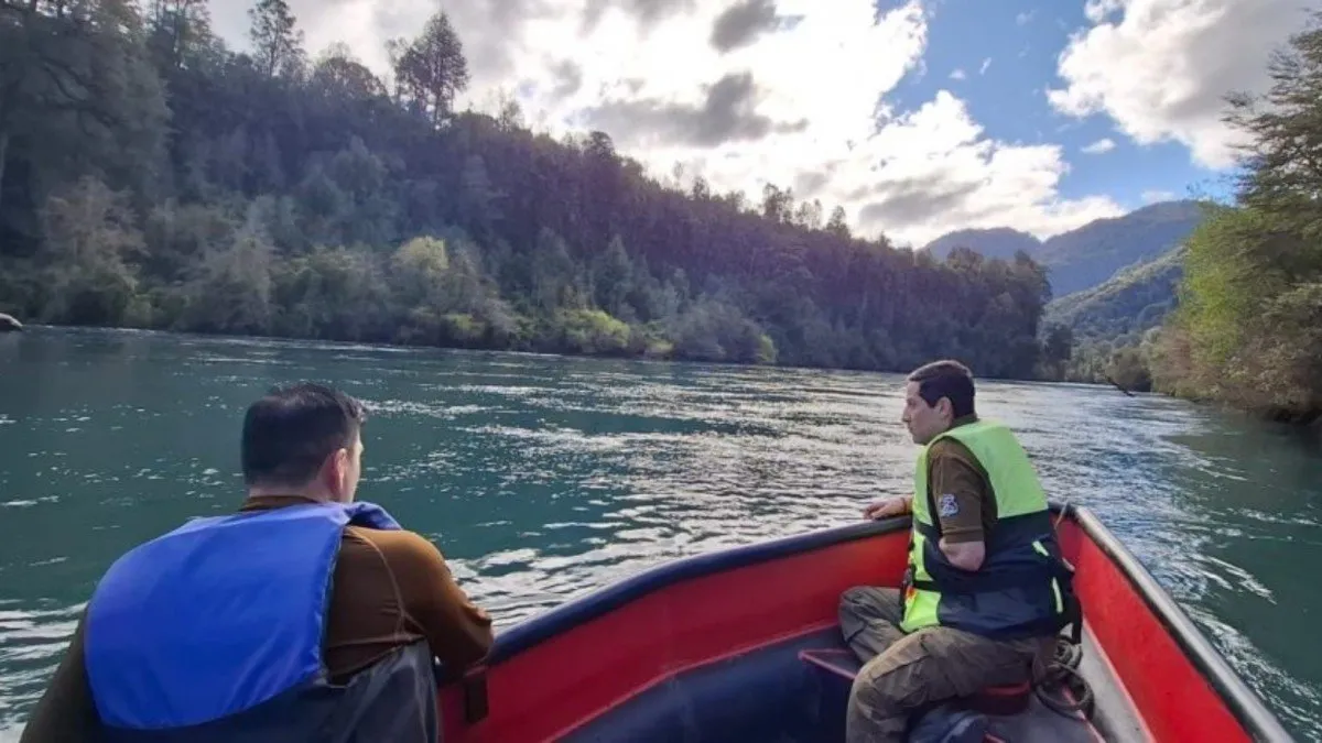 Buscan a joven desaparecido en el río Petrohué tras ser arrastrado por la corriente. Buscan a joven desaparecido en el río Petrohué tras ser arrastrado por la corriente.