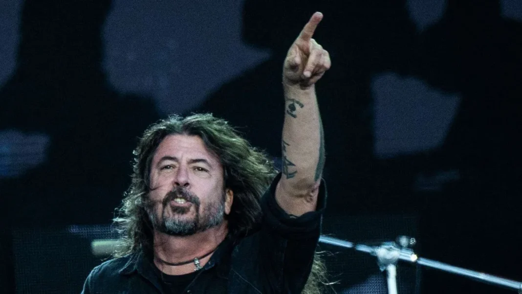 Dave Grohl admite haber engañado a su esposa y busca recuperar su confianza tras la revelación.