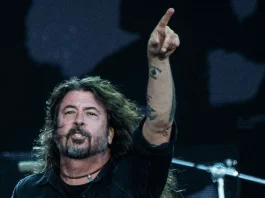 Dave Grohl admite haber engañado a su esposa y busca recuperar su confianza tras la revelación.