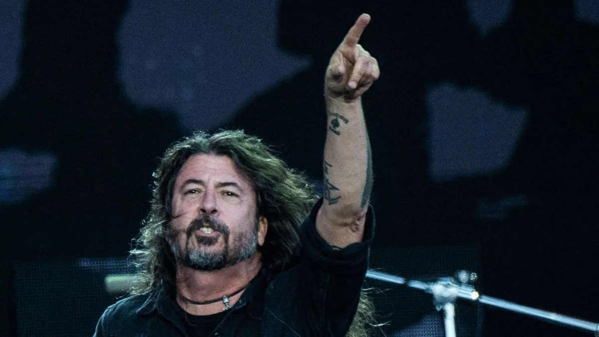 Dave Grohl admite haber engañado a su esposa y busca recuperar su confianza tras la revelación.