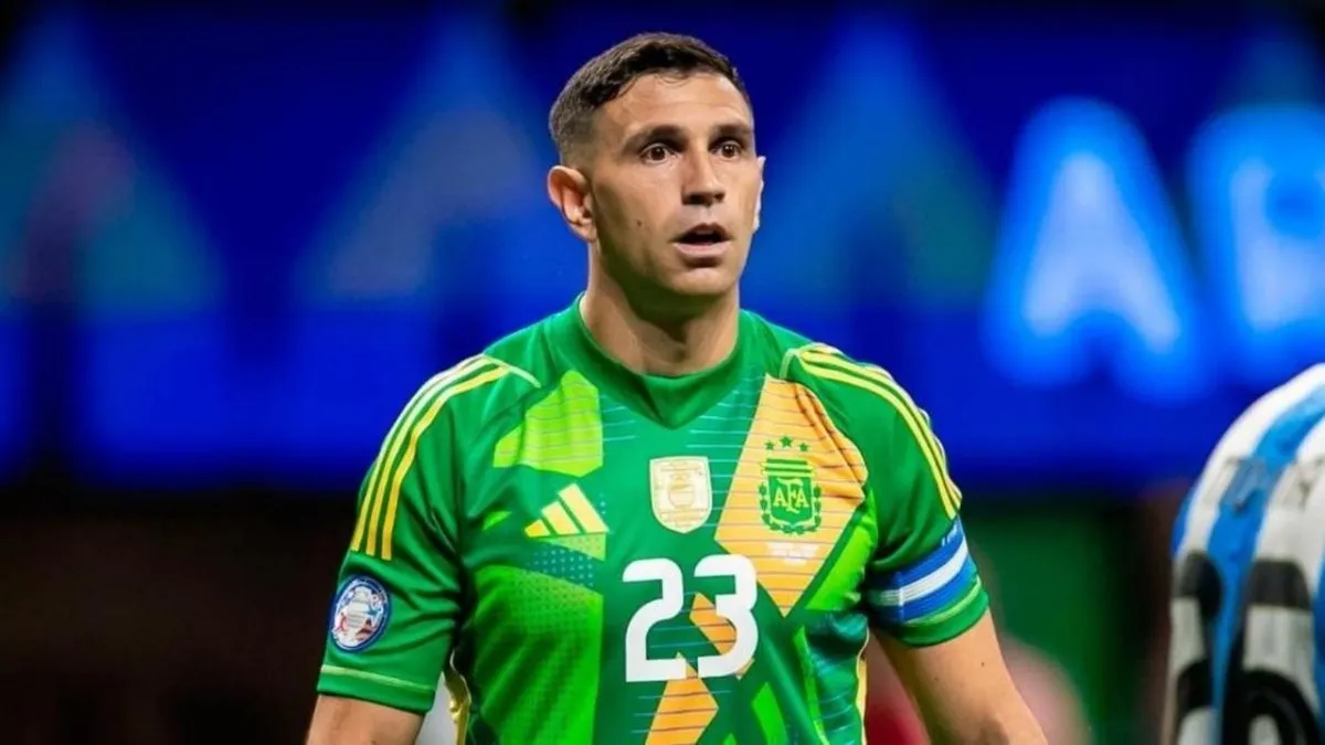 Dibu Martínez enfrenta una insólita sanción que afecta a la Selección Argentina.