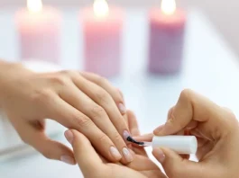 Descubre los elegantes diseños de uñas en color vino que marcan tendencia esta semana.