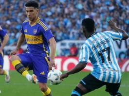 El jugador de Boca muestra su moretón tras la dura derrota ante Racing.