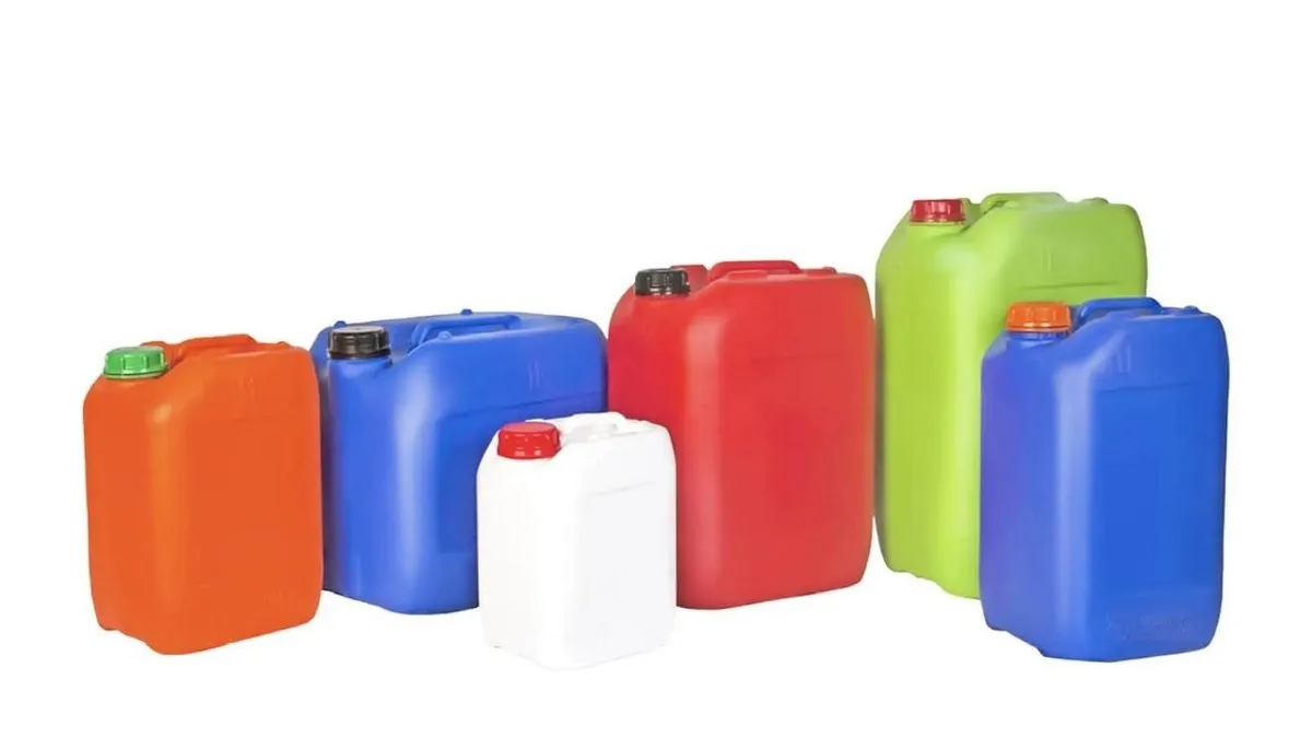 Transforma retazos y bidones en un jardín único y económico. ¡Crea y decora sin gastar!