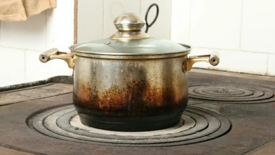 Transforma tu olla vieja en una maceta colgante y dale un nuevo aire a tu jardín.