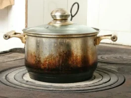 Transforma tu olla vieja en una maceta colgante y dale un nuevo aire a tu jardín.