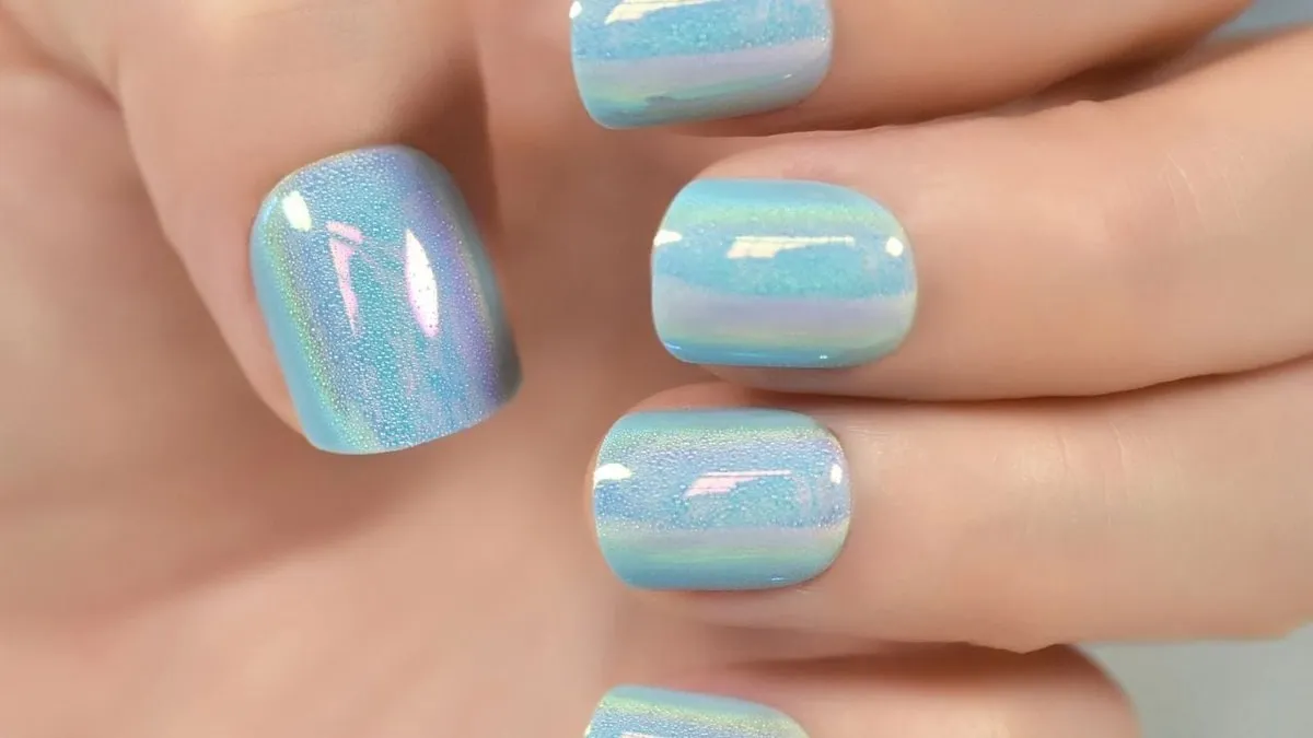 Descubre cómo hacer uñas chrome en casa esta primavera con nuestra guía fácil.