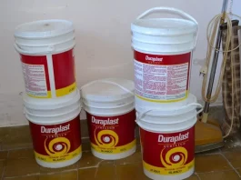 Transforma un balde y madera en una maceta gigante y rústica para tu jardín.