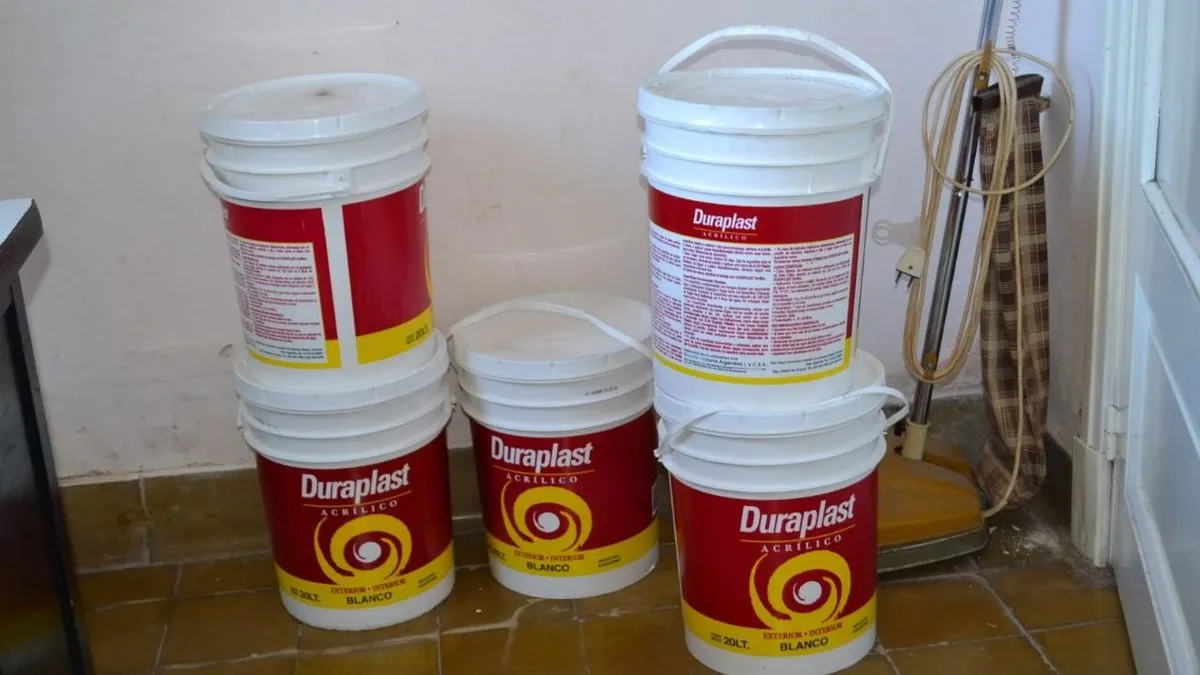 Transforma un balde y madera en una maceta gigante y rústica para tu jardín. Transforma un balde y madera en una maceta gigante y rústica para tu jardín.