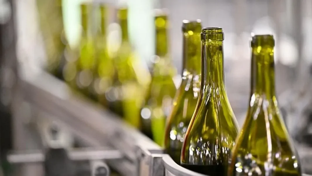 Transforma una botella vacía en un elegante objeto decorativo para tu hogar.