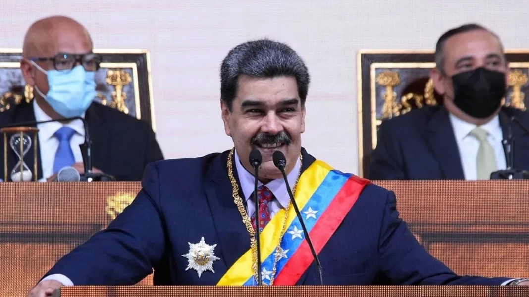 Maduro busca arrestar a Milei y su equipo en medio de tensiones políticas.