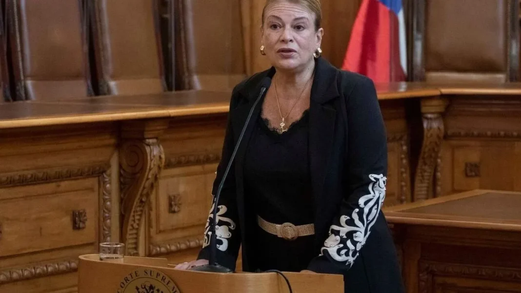 Allanamiento en el domicilio de la ministra Ángela Vivanco genera controversia.