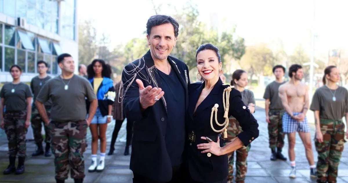 Usach exige renuncia de su directora cultural por polémico spot con militares en el campus.