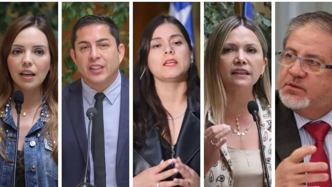 Parlamentarios critican anuncio del Gobierno sobre el fin del CAE como 'pirotecnia'. Parlamentarios critican anuncio del Gobierno sobre el fin del CAE como 'pirotecnia'.