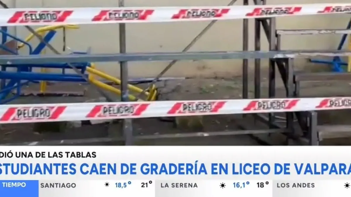 Estudiantes caen de gradería en mal estado en Liceo de Valparaíso; una hospitalizada.