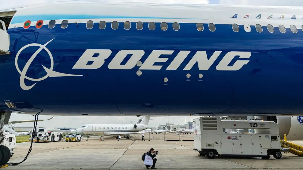 Boeing alcanza acuerdo tentativo para poner fin a la costosa huelga.
