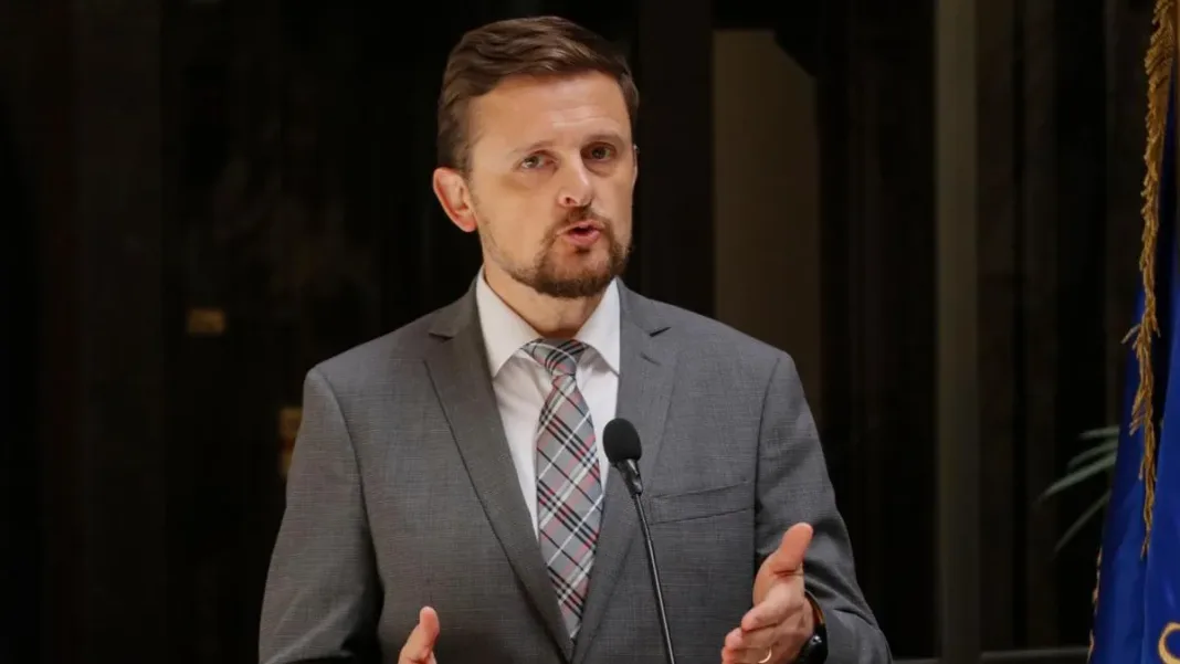 Schubert denuncia fallas y recortes en el sistema de protección infantil.