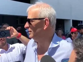 El fiscal Xavier Armendáriz enfrenta un tenso momento al votar en el Estadio Nacional.