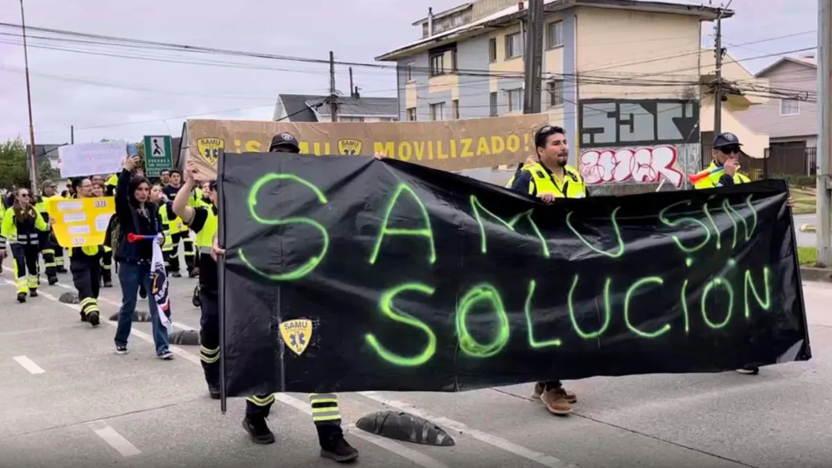 Funcionarios de SAMU Valdivia marchan exigiendo respuestas del S.S. Los Ríos.