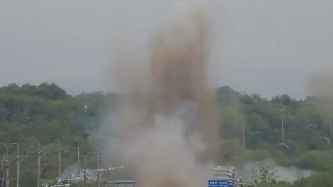 Seúl responde con disparos tras la destrucción de carreteras por Norcorea.