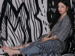 Mon Laferte en su exposición "Autopoiética": arte y supervivencia en cada obra.