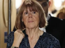 Una mujer comparte su historia de valentía tras sufrir múltiples violaciones en Francia.