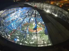 El huracán Milton causa el colapso del techo de un estadio en Florida.