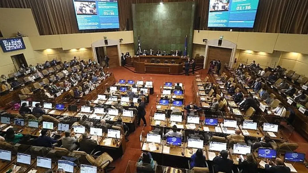 La Cámara aprueba acusación constitucional contra Vivanco y Muñoz; ahora al Senado.