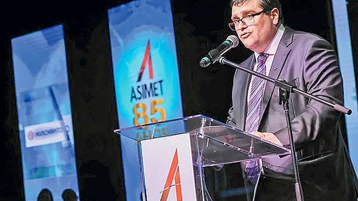 Asimet alerta sobre la urgencia de superar la crisis política e institucional.