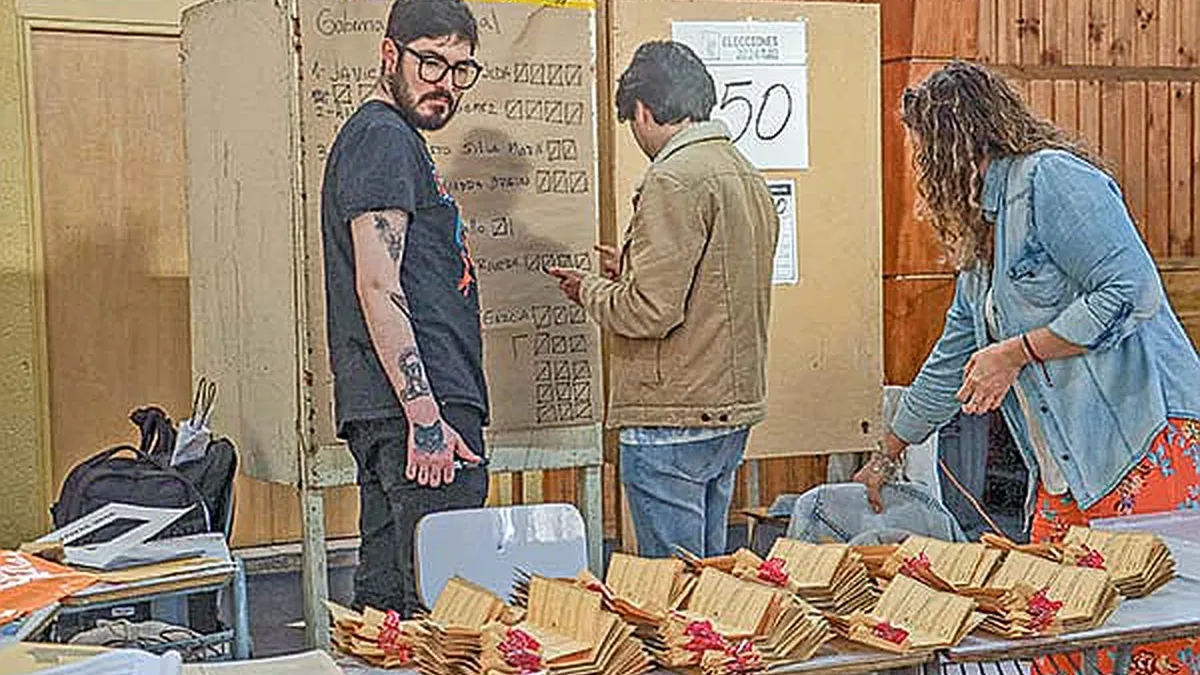 Las cinco claves de una elección reñida en dos intensos días de votación. Las cinco claves de una elección reñida en dos intensos días de votación.