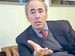 Mewes advierte: tensiones políticas amenazan la estabilidad para los inversionistas.