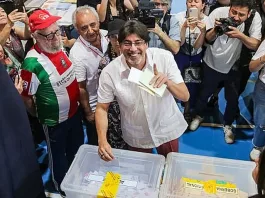 Daniel Jadue vota en Recoleta tras permiso de dos horas de su arresto domiciliario.