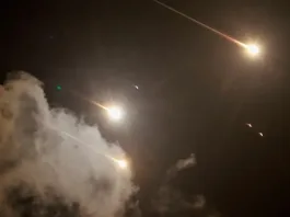 La prensa iraní reporta ataques israelíes a bases militares cerca de Teherán.