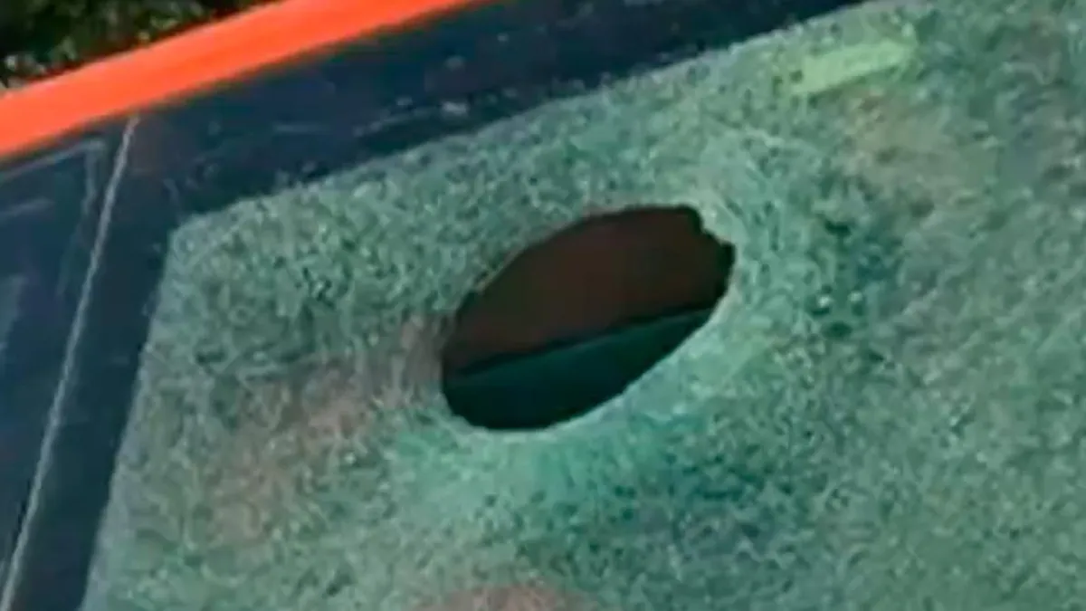 Seis hinchas de River Plate detenidos por agredir el micro de Atlético Mineiro.