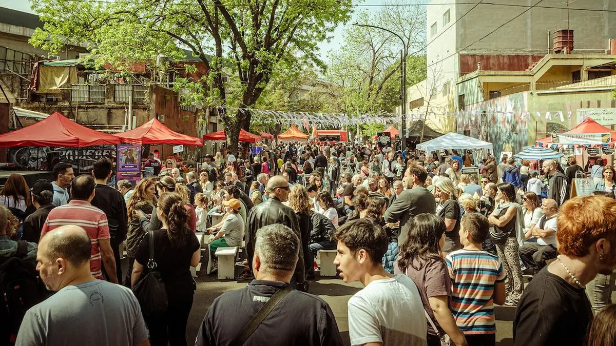 Feria Leer y Comer: un festín de sabores y letras en el corazón de la ciudad. Feria Leer y Comer: un festín de sabores y letras en el corazón de la ciudad.