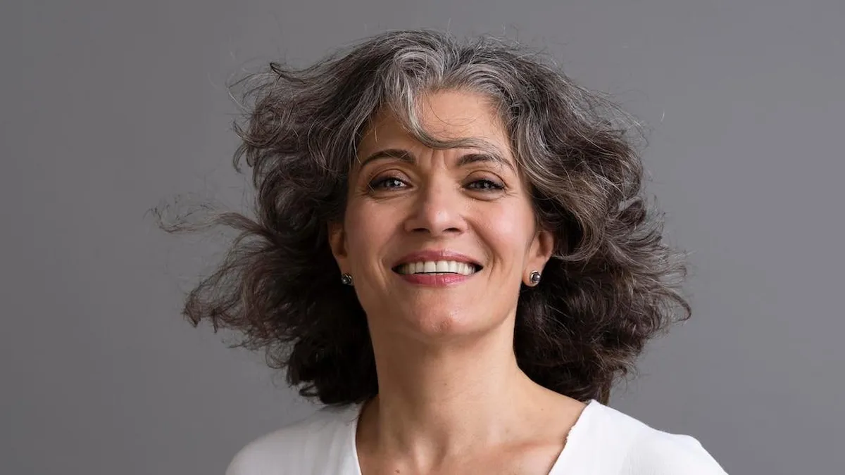 Descubre cómo la perimenopausia y andropausia afectan tu cabello y cuídalo.