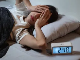 Encuesta revela que muchos estadounidenses sufren de insomnio y somnolencia diurna.