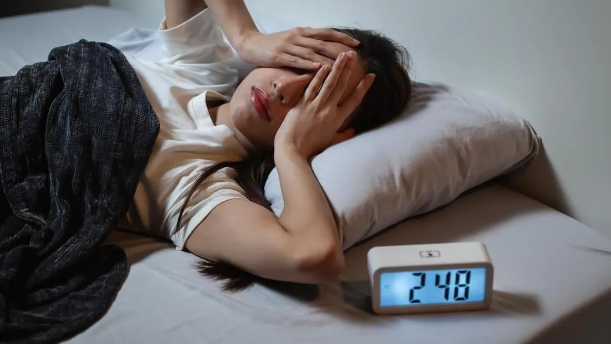 Encuesta revela que muchos estadounidenses sufren de insomnio y somnolencia diurna.