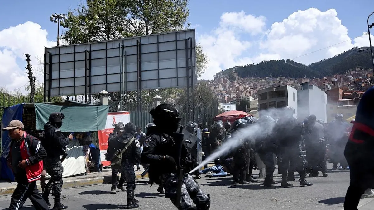 La Policía de Bolivia enfrenta a seguidores de Evo Morales en operativo de desalojo.
