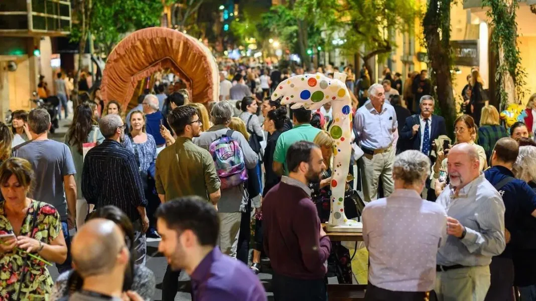 Explora la fusión de arte y diseño en las vibrantes calles de Buenos Aires.