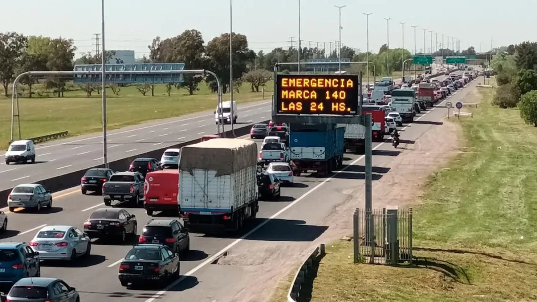 Éxodo turístico: más de 10 mil autos rumbo a la costa este fin de semana largo. Éxodo turístico: más de 10 mil autos rumbo a la costa este fin de semana largo.