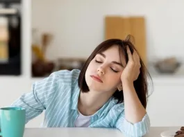 Vínculo entre sustancias químicas y la falta de sueño en jóvenes revelado.