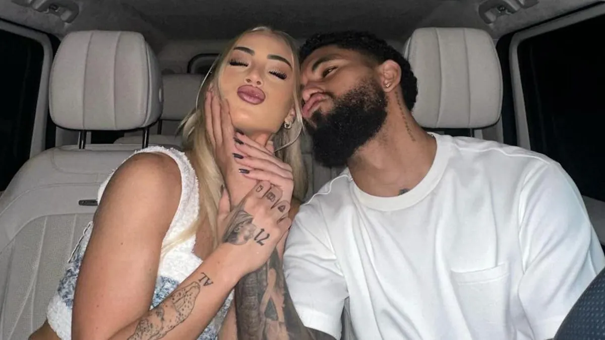 Famosa pareja de futbolistas asaltada en medio de críticas por su rendimiento. Famosa pareja de futbolistas asaltada en medio de críticas por su rendimiento.