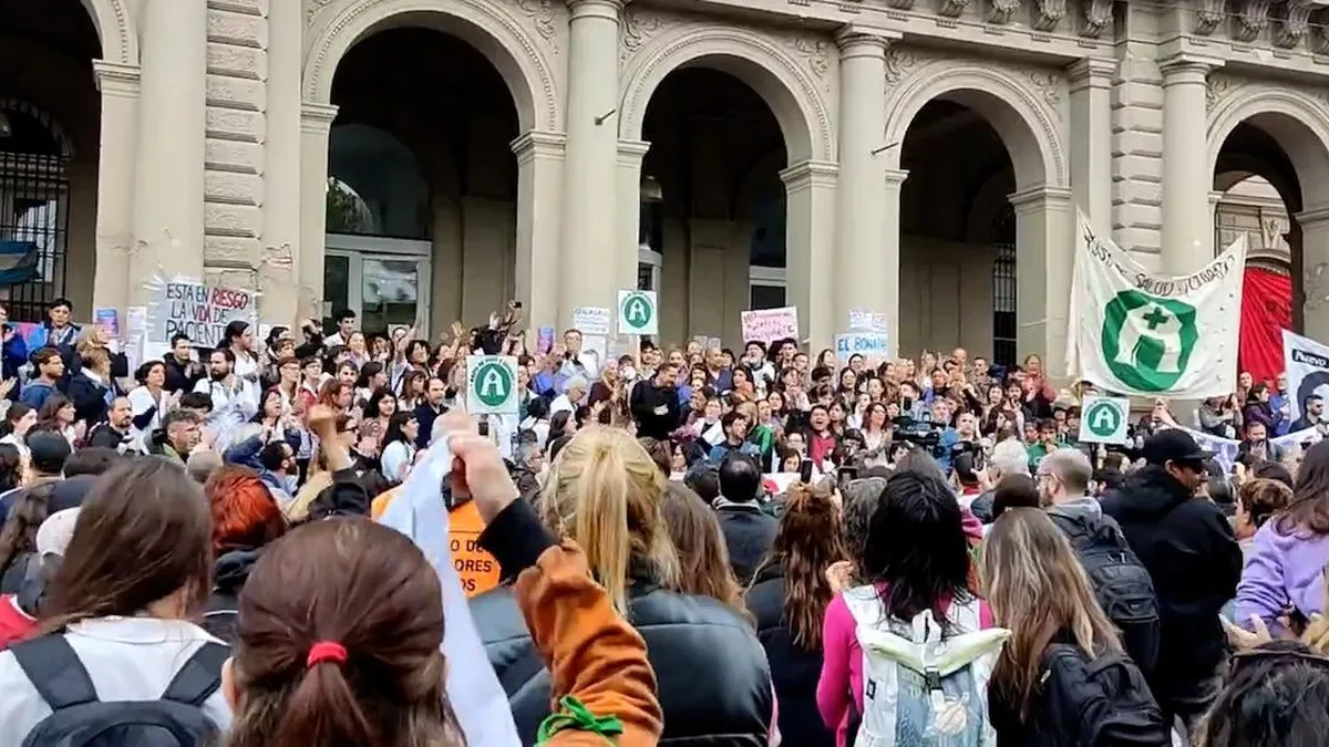 Trabajadores del Hospital Bonaparte en vigilia tras el anuncio de cierre.
