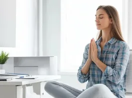 Descubre cómo el yoga en silla transforma tu salud laboral y bienestar diario.
