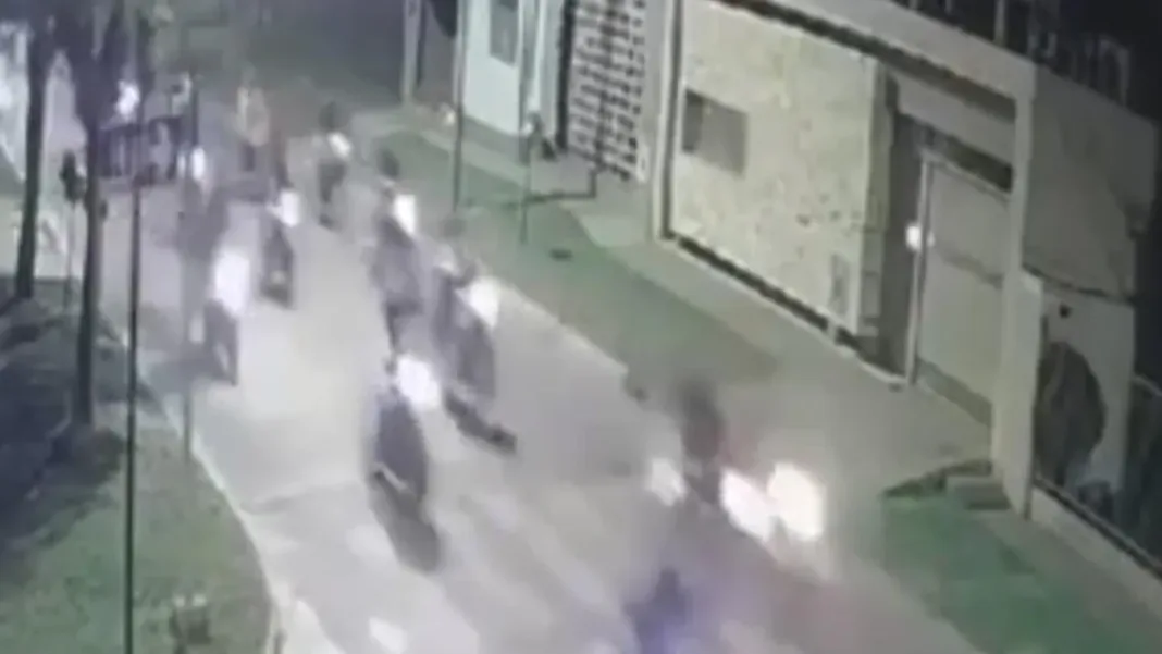 Más de 100 motoqueros emboscan a un joven en Ringuelet para robarle.