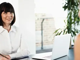 Descubre cómo identificar narcisistas en entrevistas laborales.