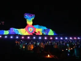 Coldplay deslumbra en el Valle de la Luna con una preescucha mágica de su nuevo disco.