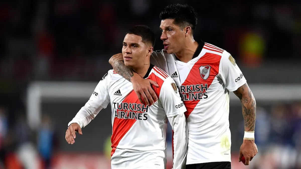 Juanfer Quintero apoya a un hincha de River Plate con su cirugía. Un gesto conmovedor.