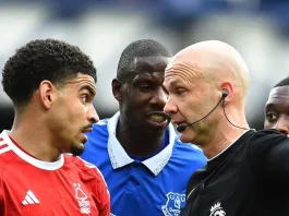 Un club de la Premier League sancionado por criticar al VAR en redes sociales.